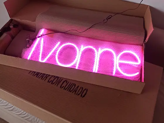 Cartel de neón LED embalado en su caja para el envío